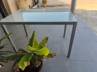 Mesa de cristal y metal gris