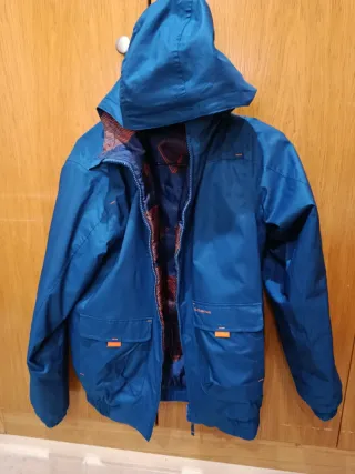 Anorak azul y naranja con capucha