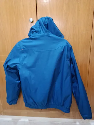 Anorak azul y naranja con capucha