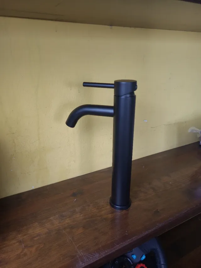 Grifo de agua negro metal