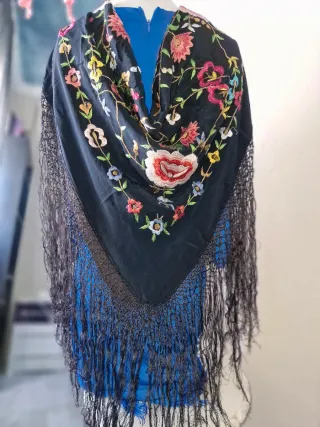 Mantón de Manila antiguo bordado muy antiguo