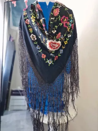Mantón de Manila antiguo bordado muy antiguo