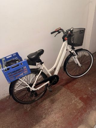 Bicicleta eléctrica blanca con cesta