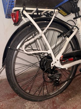 Bicicleta eléctrica blanca con cesta