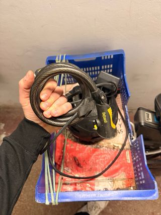 Bicicleta eléctrica blanca con cesta