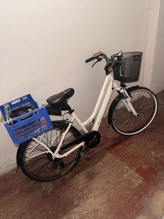 Bicicleta eléctrica blanca con cesta