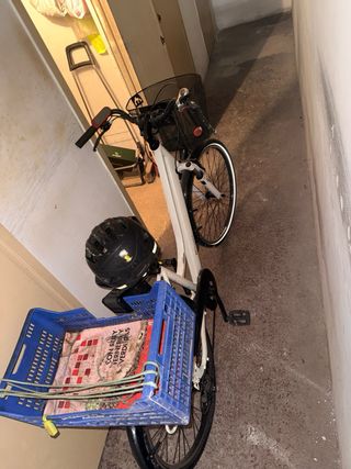 Bicicleta eléctrica blanca con cesta