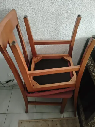 Mesa de comedor y 4 sillas de madera