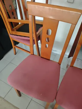 Mesa de comedor y 4 sillas de madera