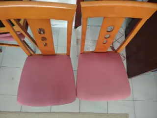 Mesa de comedor y 4 sillas de madera