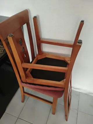 Mesa de comedor y 4 sillas de madera