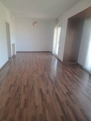 Se alquila habitación en piso súper céntrico.