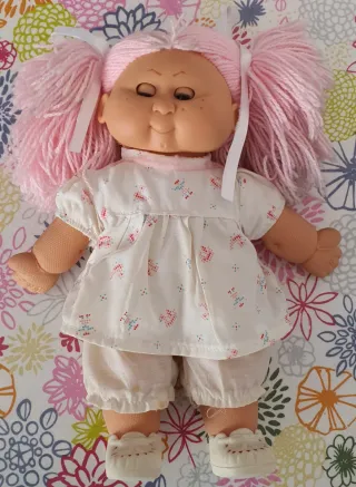 Muñeca pelo rosa con vestido blanco