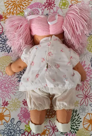 Muñeca pelo rosa con vestido blanco