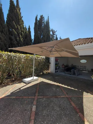 sombrilla con brazo articulado.