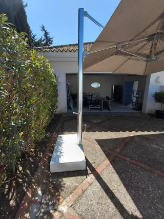 sombrilla con brazo articulado.