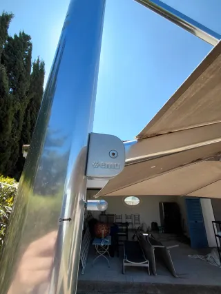 sombrilla con brazo articulado.