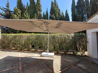 sombrilla con brazo articulado.