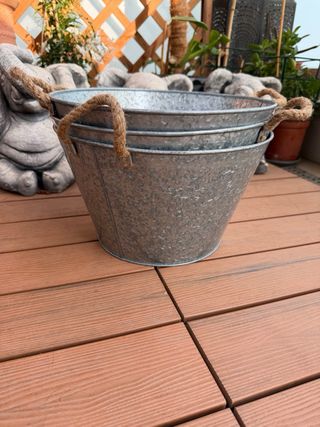 Cubos metálicos con asas de cuerda (