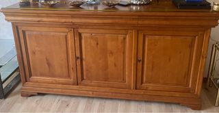 Mueble de madera con tres puertas