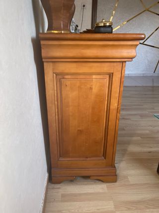 Mueble de madera con tres puertas