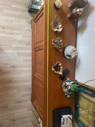 Mueble de madera con tres puertas