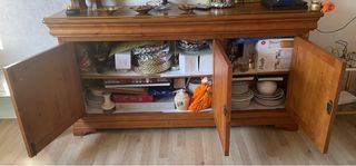 Mueble de madera con tres puertas