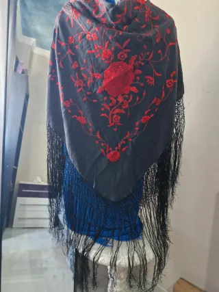 Mantón de Manila bordado flores rojas
