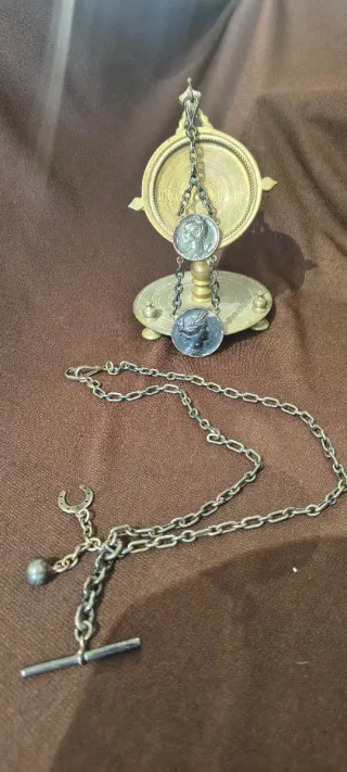 Leontina antigua de bolsillo.