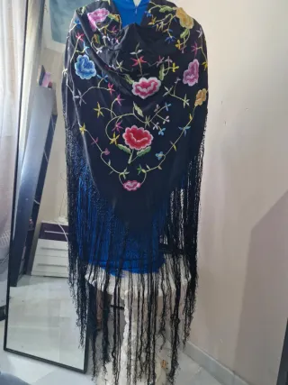 Mantón de Manila bordado negro