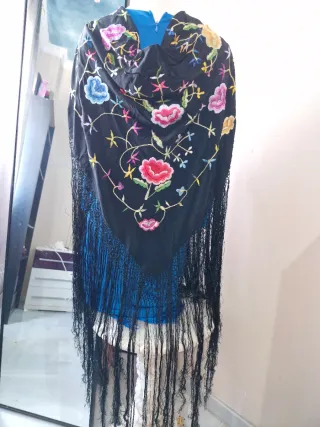 Mantón de Manila bordado negro
