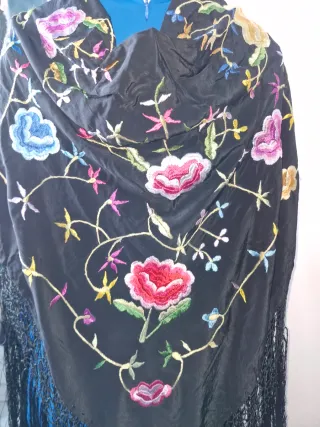 Mantón de Manila bordado negro