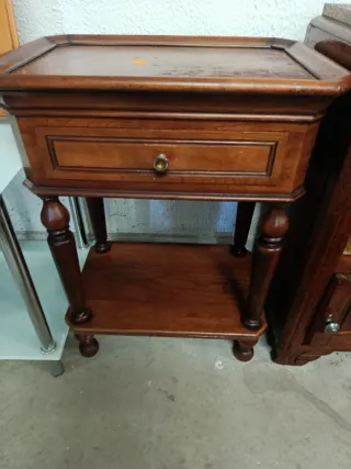 Mesita de noche de madera