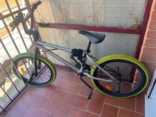 Bicicleta BMX color gris con ruedas verdes