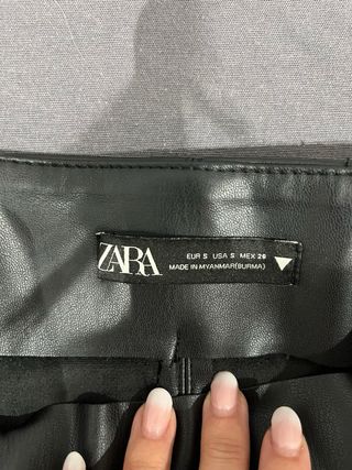 Falda mini negra efecto piel. Sólo envío