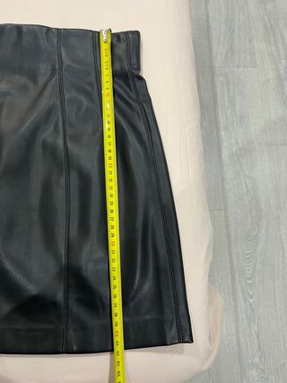Falda mini negra efecto piel. Sólo envío