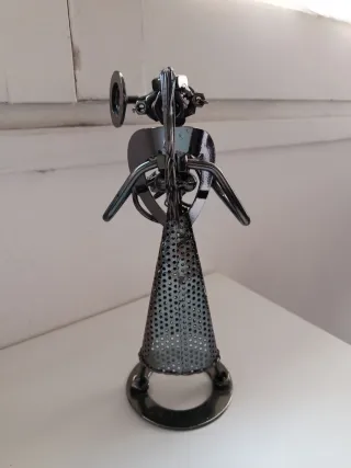 Figura de metal mujer tocando trompeta