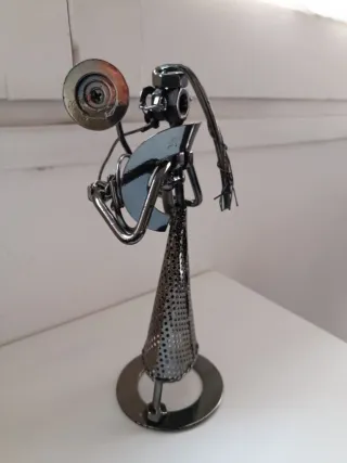 Figura de metal mujer tocando trompeta