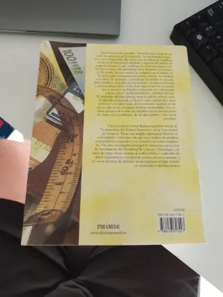 Introducción a la Econometría (Spanish Edition)