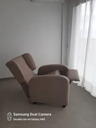 Butaca reclinable de tela beige