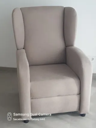 Butaca reclinable de tela beige