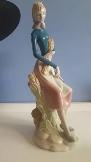 Figura de porcelana mujer con espigas
