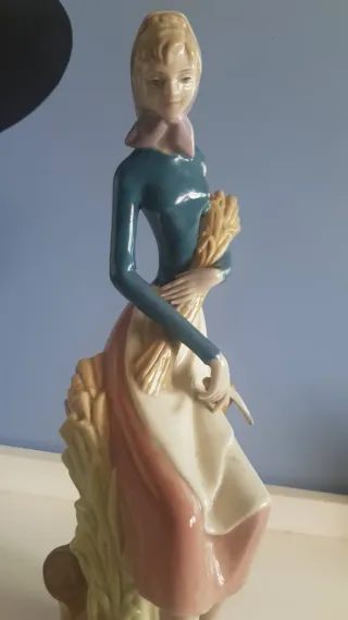 Figura de porcelana mujer con espigas