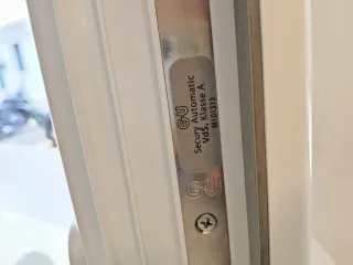 Puerta entrada PVC blanca con tapa juntas pvc