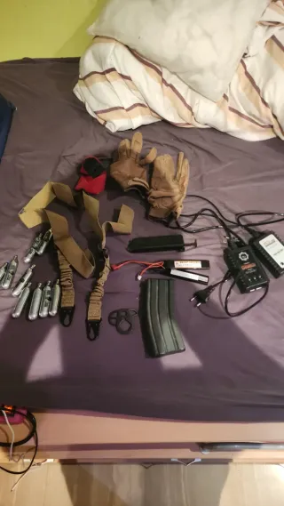Accesorios Airsoft: Cargador, Batería, Guantes