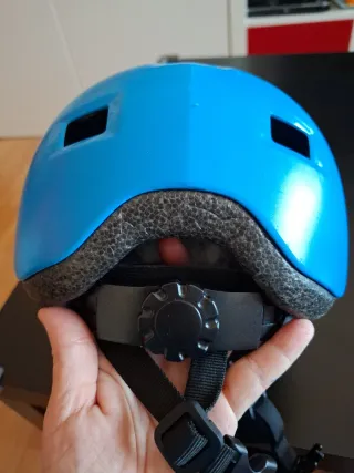 Casco de bicicleta o patines azul