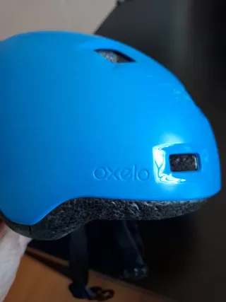 Casco de bicicleta o patines azul