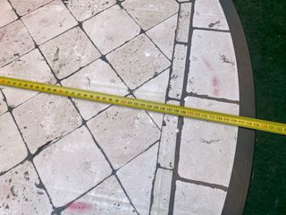 Mesa de jardín redonda con mosaico.