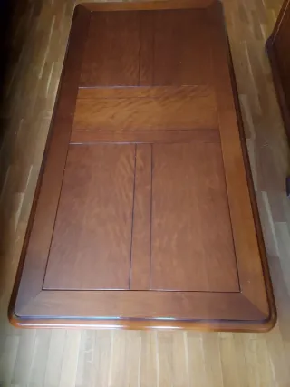 Mesa de salón de madera