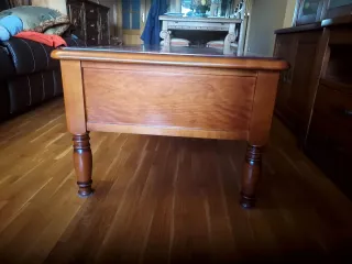 Mesa de salón de madera